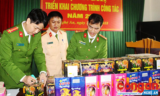 Lực lượng Công an kiểm tra số pháo bị thu giữ.