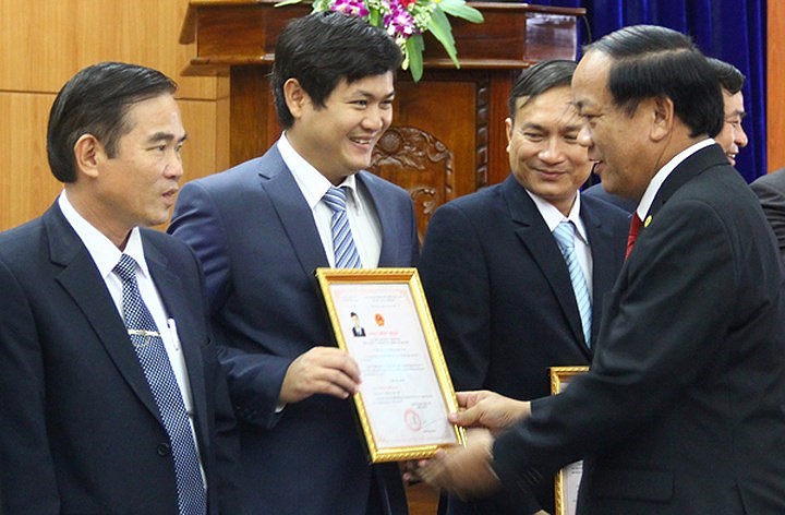 Ngày 2/4/2015, UBND tỉnh Quảng Nam ra quyết định điều động ông Lê Phước Hoài Bảo đến nhận công tác tại Sở Kế hoạch và Đầu tư tỉnh Quảng Nam và bổ nhiệm giữ chức vụ Phó Giám đốc kể từ ngày 9/4/2015. Trong ảnh, ông Lê Phước Hoài Bảo (giữa) tại Đại hội Đảng bộ Sở Kế hoạch và đầu tư tháng 4/2015. Trong ảnh, ông Lê Phước Hoài Bảo được trao giấy chứng nhận đại biểu HĐND tỉnh tại phiên họp thứ 1 HĐND tỉnh Quảng Nam khóa 9 (nhiệm kỳ 2016-2021) tổ chức ngày 14/6/2016 (Ảnh: Thanh Niên)
