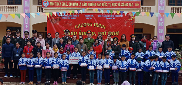 Những món quà ý nghĩa đến với học sinh Quỳ Châu