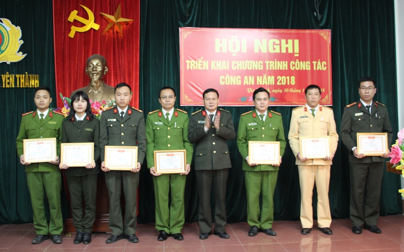 Khen thưởng cho các tập thể cá nhân đạt thành tích xuất sắc trong công tác đấu tranh PCTP và Xây dựng phong trào toàn dân bảo vệ ANTQ