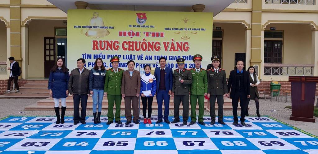 Ban tổ chức trao giải cho học sinh đạt giải Nhất