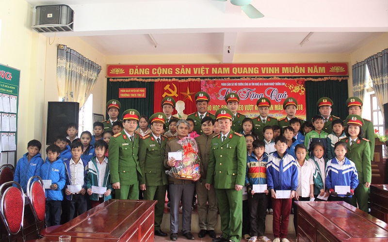 Phòng Cảnh sát Môi trường: Chăm lo Tết cho người nghèo