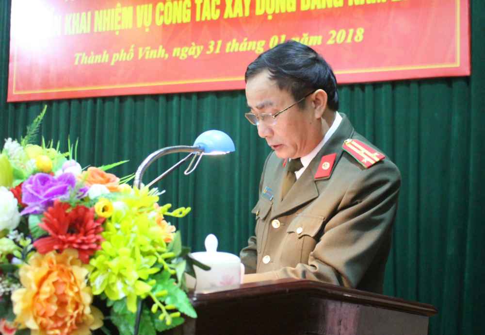 Đại diện lãnh đạo Phòng Tổ chức cán bộ Công an Nghệ An tham luận về công tác cán bộ trong năm 2018.