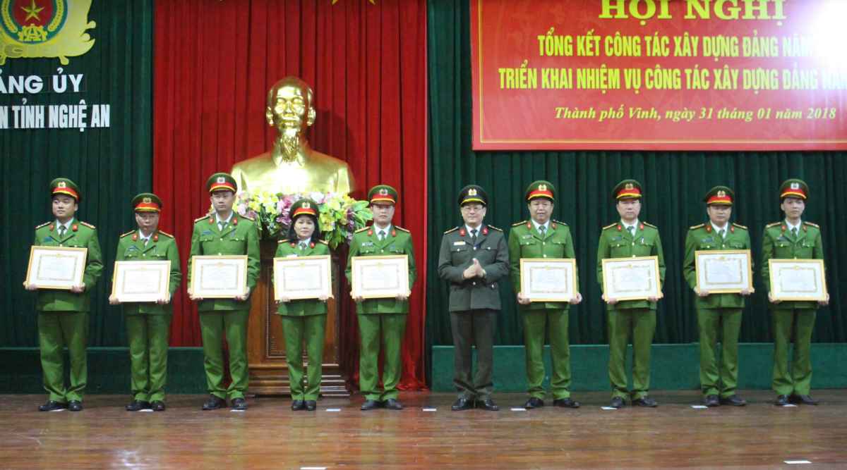 Các cá nhân nhận Giấy khen của Đảng ủy Công an Nghệ An