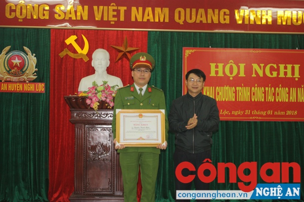 Tặng Bằng khen của Chủ tịch UBND tỉnh cho đồng chí Trung tá Nguyễn Thành Nhân, Phó Trưởng Công an huyện đã có thành tích đột xuất, xuất sắc trong công tác đấu tranh phòng chống tội phạm, góp phần đảm bảo an ninh chính trị và trật tự an toàn xã hội trên địa bàn tỉnh Nghệ An