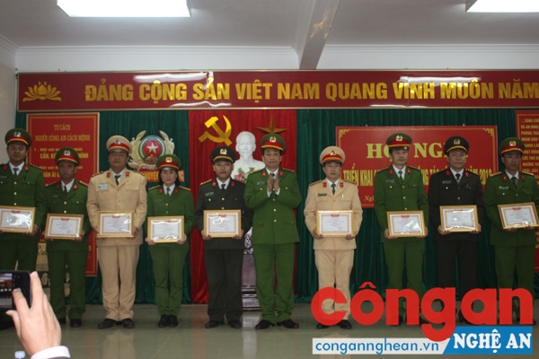 Trao tặng danh hiệu Chiến sỹ thi đua cơ sở cho các cá nhân