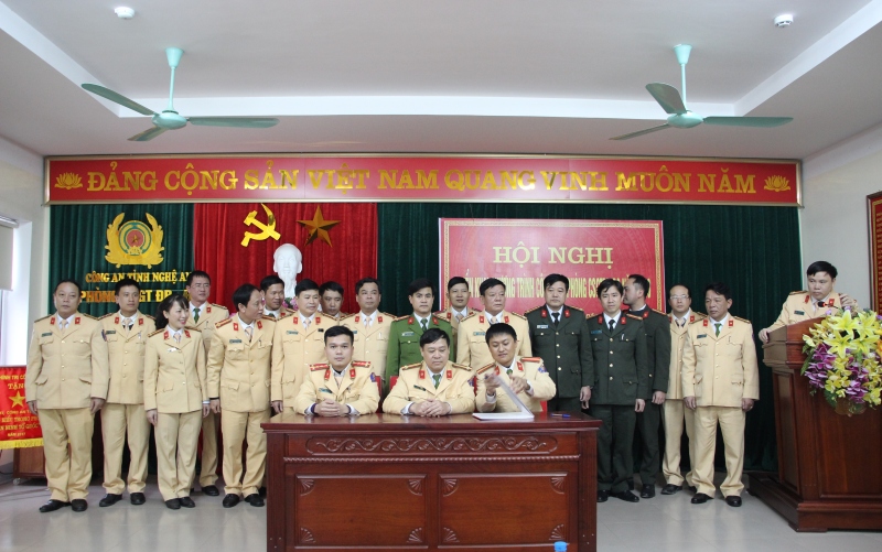 Đại biểu chứng kiến lễ ký giao ước thi đua giữa các đội