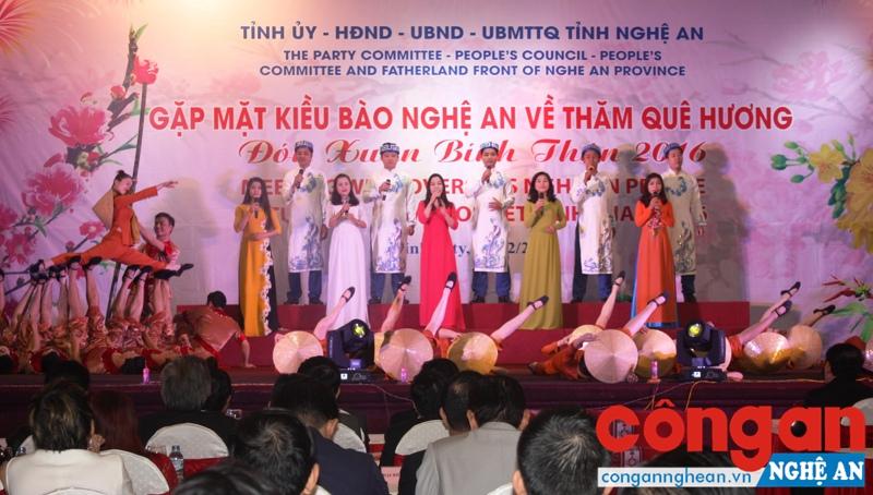 Cổ vũ, khích lệ bà con Kiều bào hướng về xây dựng quê hương