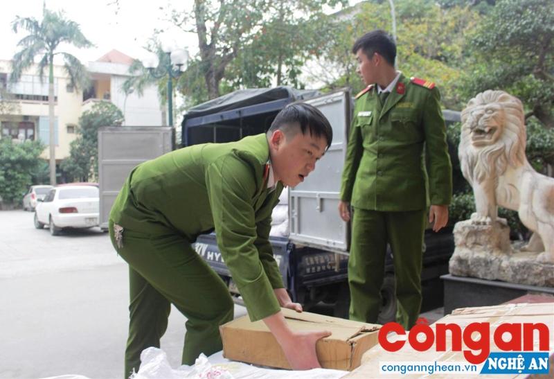 Thời gian qua, Công an các đơn vị, địa phương đạt nhiều kết quả nổi bật trong đấu tranh phòng, chống tội phạm (Trong ảnh: CBCS Công an TP Vinh kiểm tra số hàng hóa không rõ nguồn gốc)