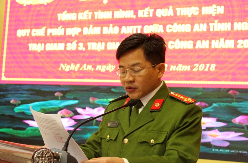 Thượng tá Nguyễn Hữu Thịnh - Trưởng phòng thi hành án hình sự và hỗ trợ tư pháp Công an tỉnh Nghệ An báo cáo kết quả thực hiện Quy chế phối hợp năm 2017.