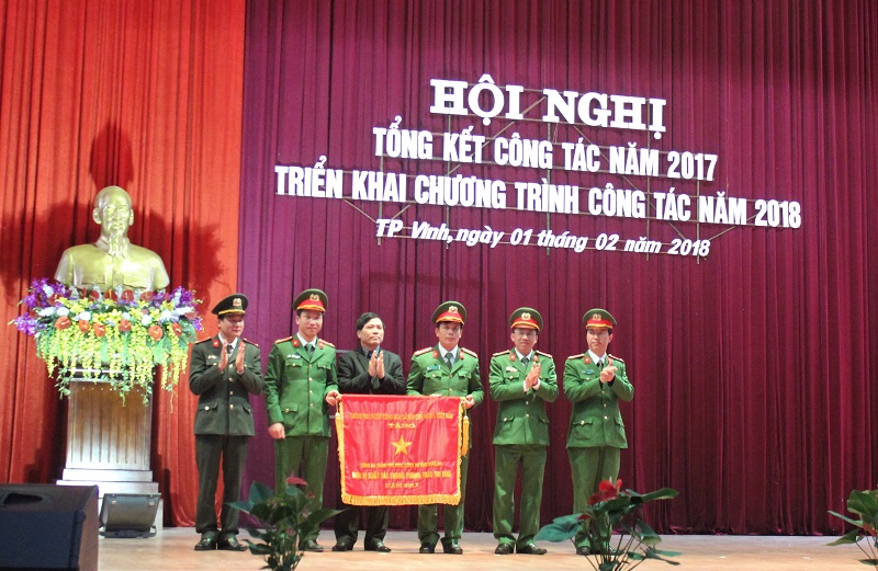 Thủ tướng tặng Cờ dẫn đầu phong trào thi đua