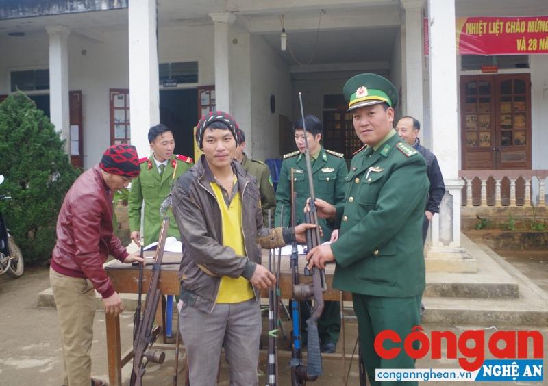 Vận động nhân dân giao nộp hơn 40 khẩu súng tự chế