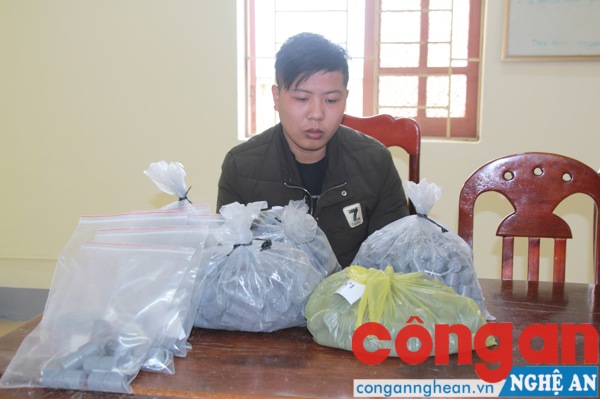 Thợ cắt tóc chế pháo nổ đi bán