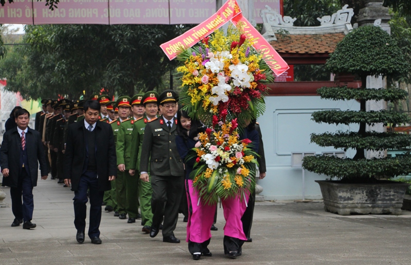 Công an tỉnh: Dâng hoa, dâng hương báo công với Bác