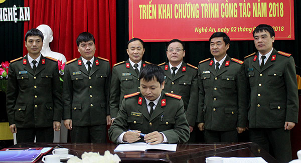 Đại diện các ban ký kết giao ước thi đua