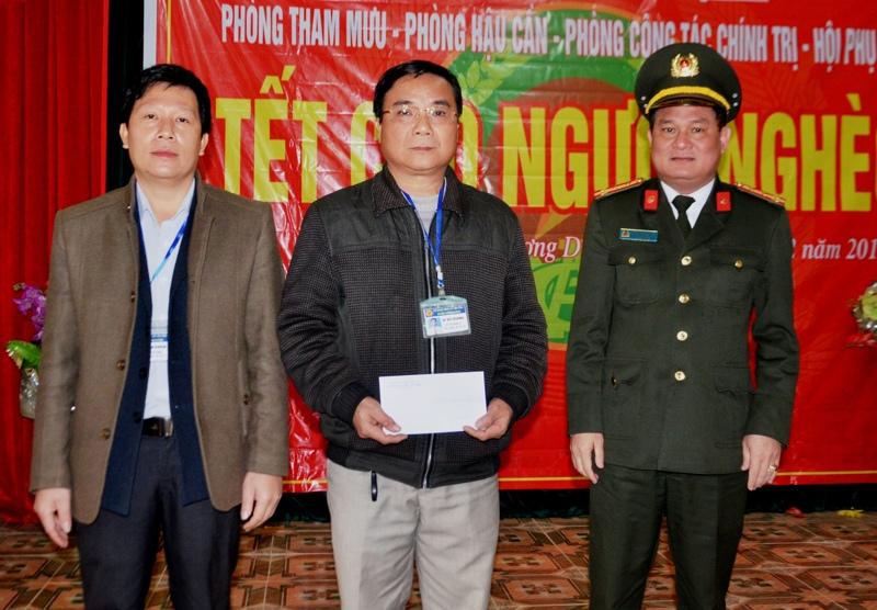 Trao quà cho lãnh đạo xã Yên Tĩnh