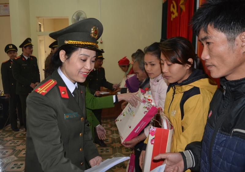 Các CBCS trao niềm vui đến bà con nhân dân