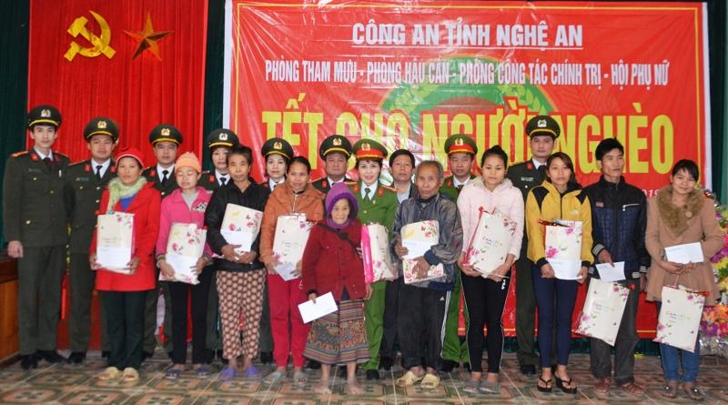Tặng quà cho đồng bào khó khăn tại xã Yên Tĩnh, Tương Dương