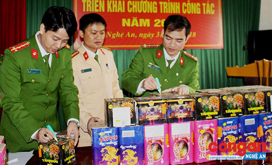 Lực lượng Công an kiểm tra số pháo thu giữ