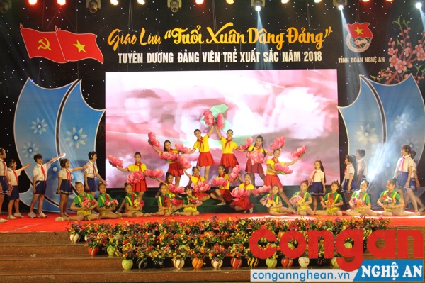 Văn nghệ chào mừng