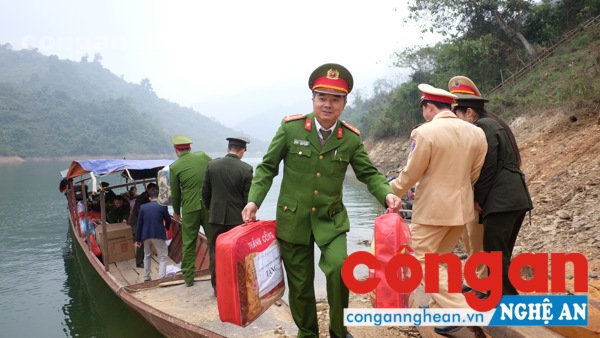 Mang Tết ấm đến với các em học sinh có hoàn cảnh khó khăn ở Tương Dương