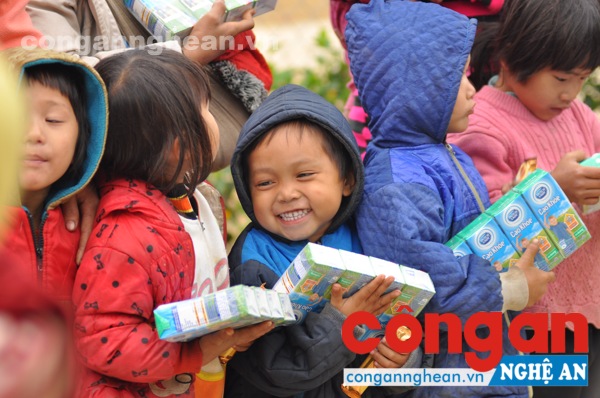 Nụ cười hạnh phúc của các em học sinh sau khi được nhận quà