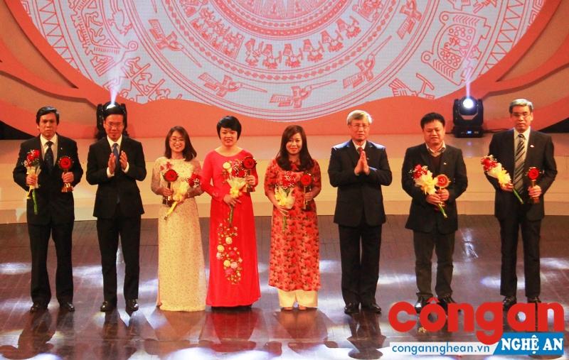 Đồng chí Trần Quốc Vượng, Ủy viên Bộ Chính trị, Chủ nhiệm Ủy ban Kiểm tra Trung ương và đồng chí Võ Văn Thưởng, Ủy viên Bộ Chính trị, Trưởng ban Tuyên giáo Trung ương trao giải cho các tập thể, cá nhân đoạt giải A