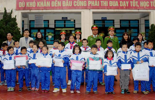 Tặng quà cho học sinh có hoàn cảnh khó khăn