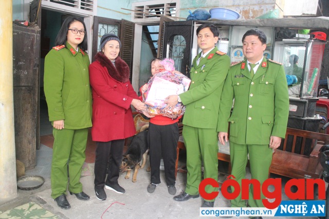 Công an phường tặng quà cho các hộ nghèo