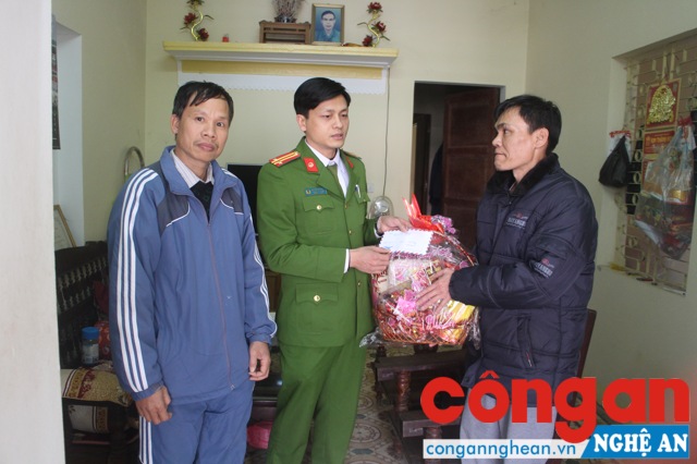 Tặng quà cho các gia đình có hoàn cảnh đặc biệt khó khăn