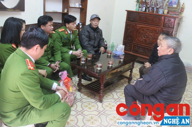 Đại diện Công an phường Đội Cung thăm hỏi và động viên những gia đình có hoàn cảnh khó khăn