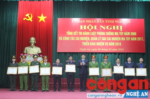 Trao Bằng khen cho 12 tập thể có thành tích xuất sắc 