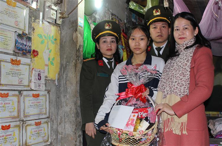 Tặng quà Tết học sinh có hoàn cảnh đặc biệt khó khăn