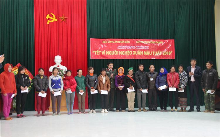 Trao quà tại xã Tiền Phong, huyện Quế Phong