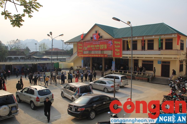 Quang cảnh Hội báo Xuân