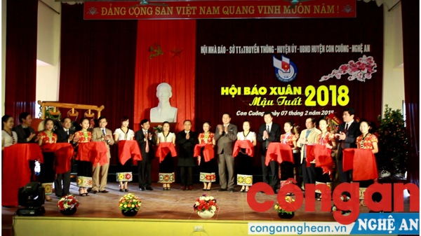 Cắt băng hội Báo Xuân Mậu Tuất 2018