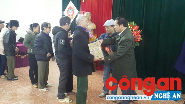 Hơn 160 suất quà, tổng trị giá 48 triệu đồng đã được trao tới tận tay các đối tượng là người mù, khiếm thị của Hội người mù huyện Yên Thành