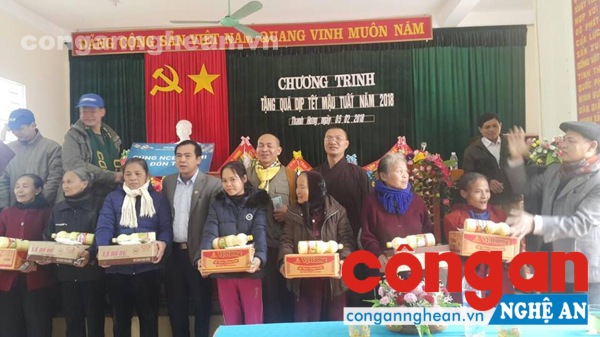 Tặng quà cho các gia đình chính sách, hộ nghèo, người có hoàn cảnh khó khăn