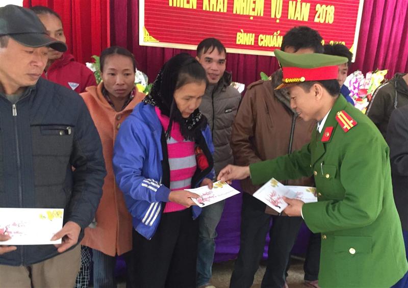 Trao quà tại xã Bình Chuẩn