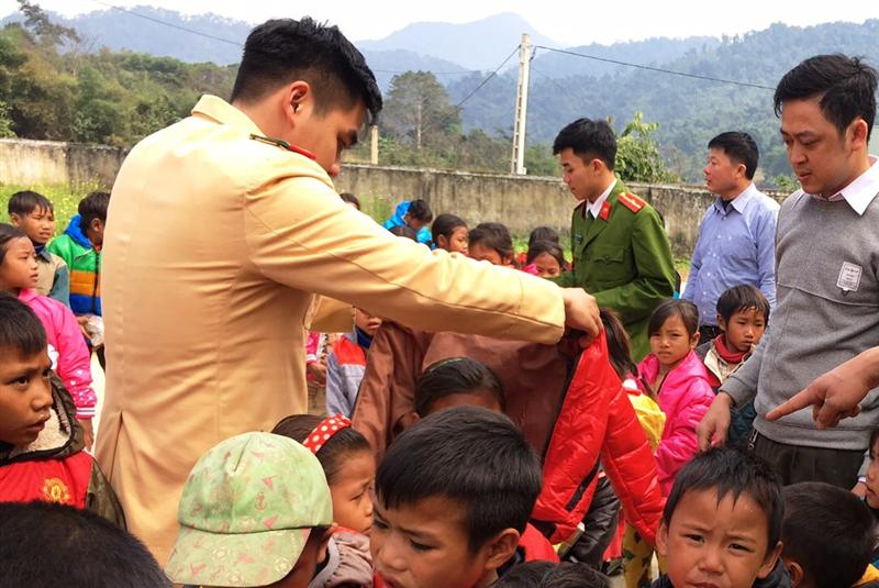 Trao quà tại Trường Tiểu học và Mầm non ở xã Môn Sơn.
