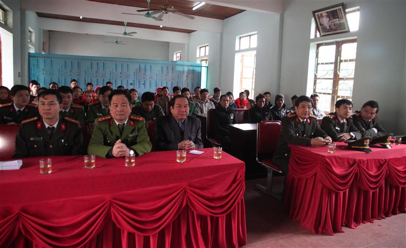 Các đại biểu tại buổi trao quà