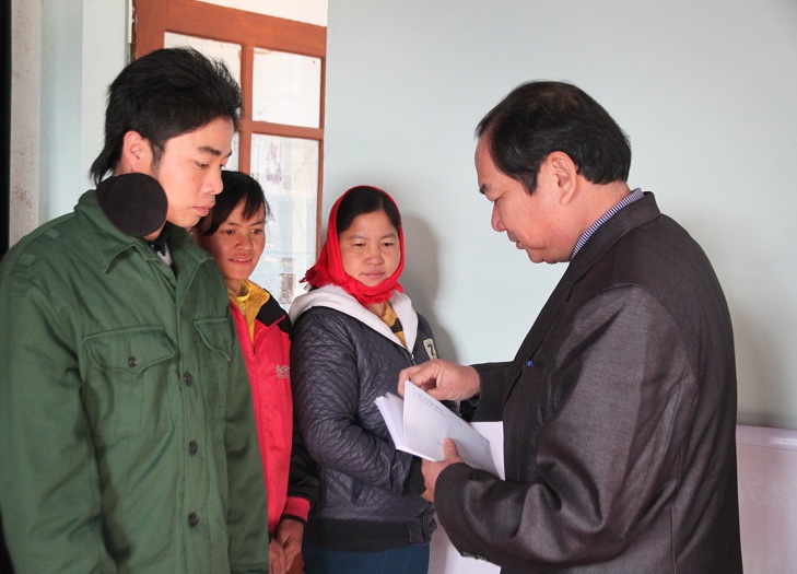 Lãnh đạo Xã Châu Hoàn trao tặng quà cho bà con xã Châu Hoàn
