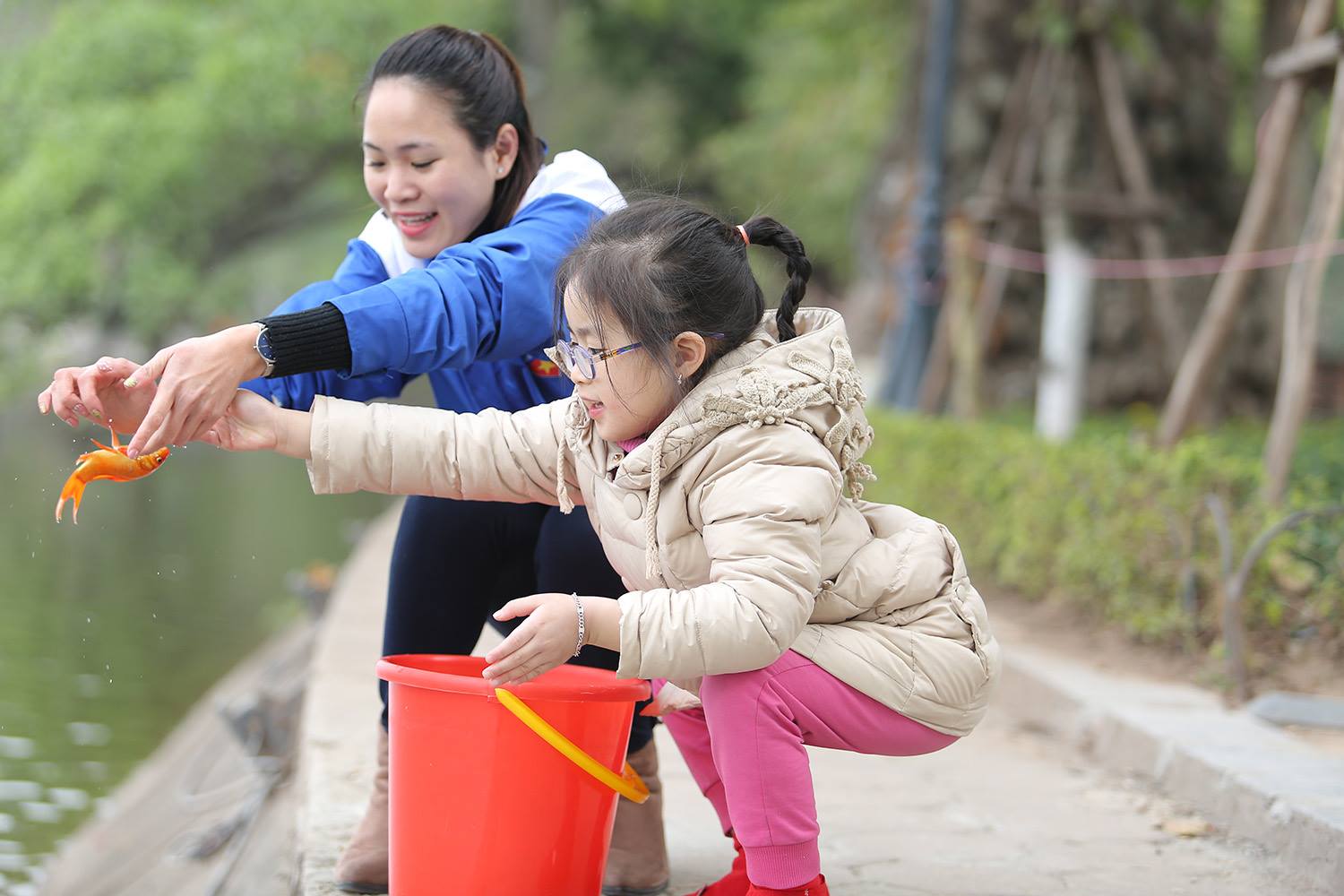 Ảnh đẹp người dân thả cá chép tiễn ông Táo