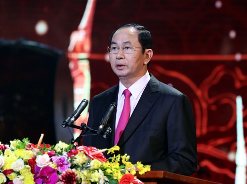 Chủ tịch nước Trần Đại Quang chúc mừng năm mới bà con kiều bào tham dự Chương trình và tất cả những người con của Tổ quốc đang sinh sống, làm việc và học tập ở nước ngoài. 