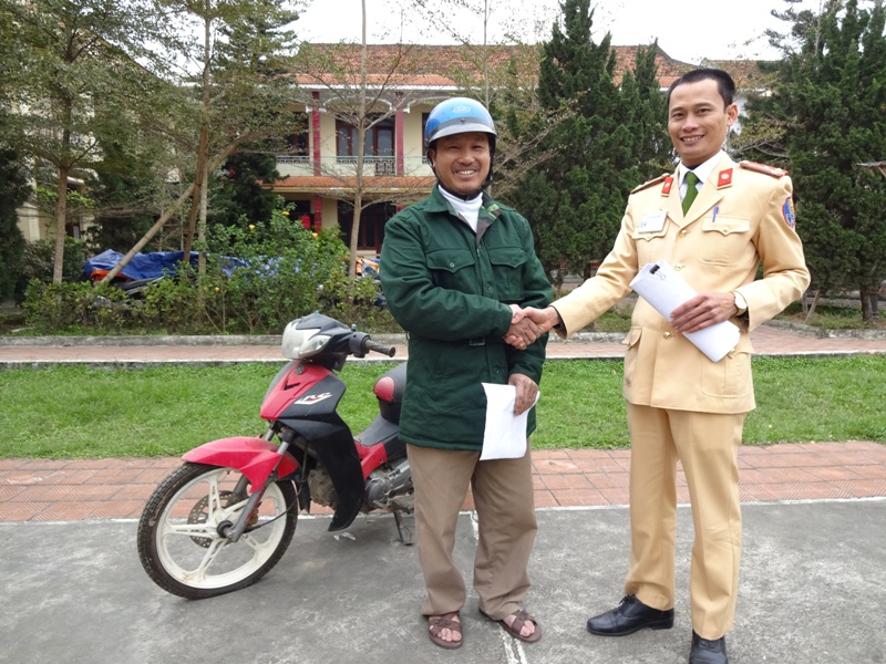 Ông Tăng Mạnh Cường xúc động khi nhận lại chiếc xe máy sau 6 năm bị mất trộm