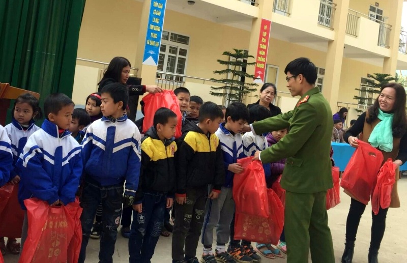 Tuổi trẻ Trại giam số 3: Mang tết ấm đến với học sinh nghèo