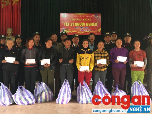 Phòng Cảnh sát cơ động tặng quà cho các gia đình có hoàn cảnh khó khăn