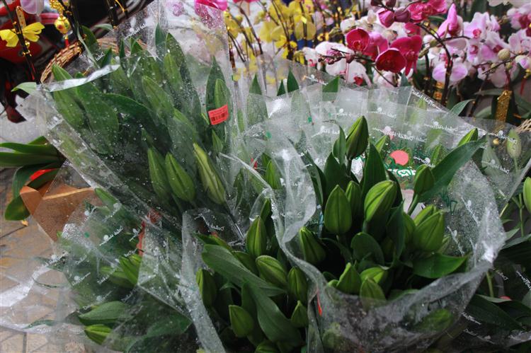 Giá hoa ly bán ra thị trường với mức giá dao động từ 80.000 đồng đến 120.000 đồng/cành.