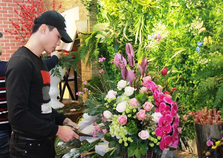 Chăm chút trang trí để tạo thành một bó hoa đẹp.