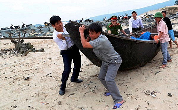 Công an Hà Tĩnh giúp nhân dân phường Kỳ Phương, TX Kỳ Anh phục hồi sản xuất sau sự cố môi trường biển